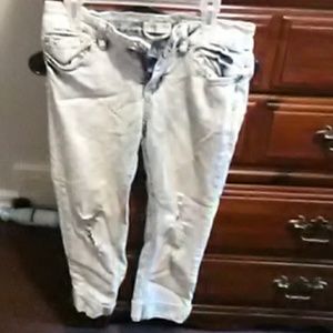 Distressed capri jeans